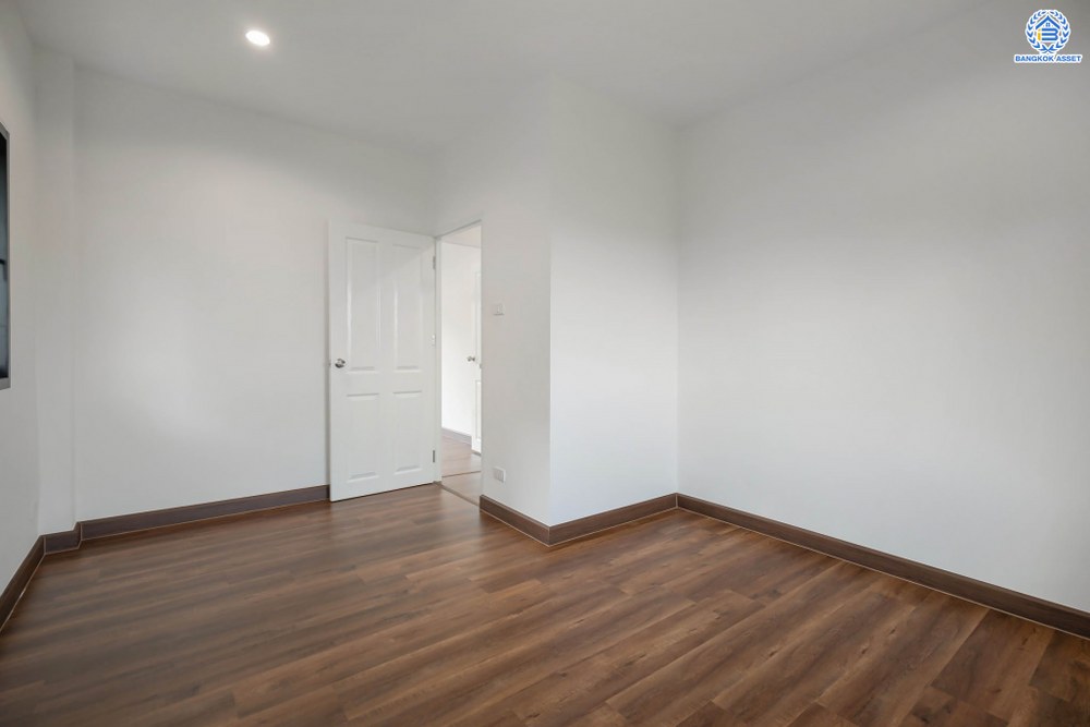 บ้านมือสองตกแต่งใหม่ โครงการ ดิเอมเมอรัลด์การ์เด้น ทวีวัฒนา เนื้อที่ 80 ตร.ว. ฟังก์ชัน 4 ห้องนอน 3 ห้องน้ำ จอดรถได้ 2 คัน บนทำเลศักยภาพเชื่อมต่อหลายเส้นทาง ทั้ง ถนนทวีวัฒนา, ถนนพุทธมณฑลสาย4, ถนนบรมราชชนนี ใกล้เซ็นทรัลปิ่นเกล้า และมหาวิทยาลัยมหิดล